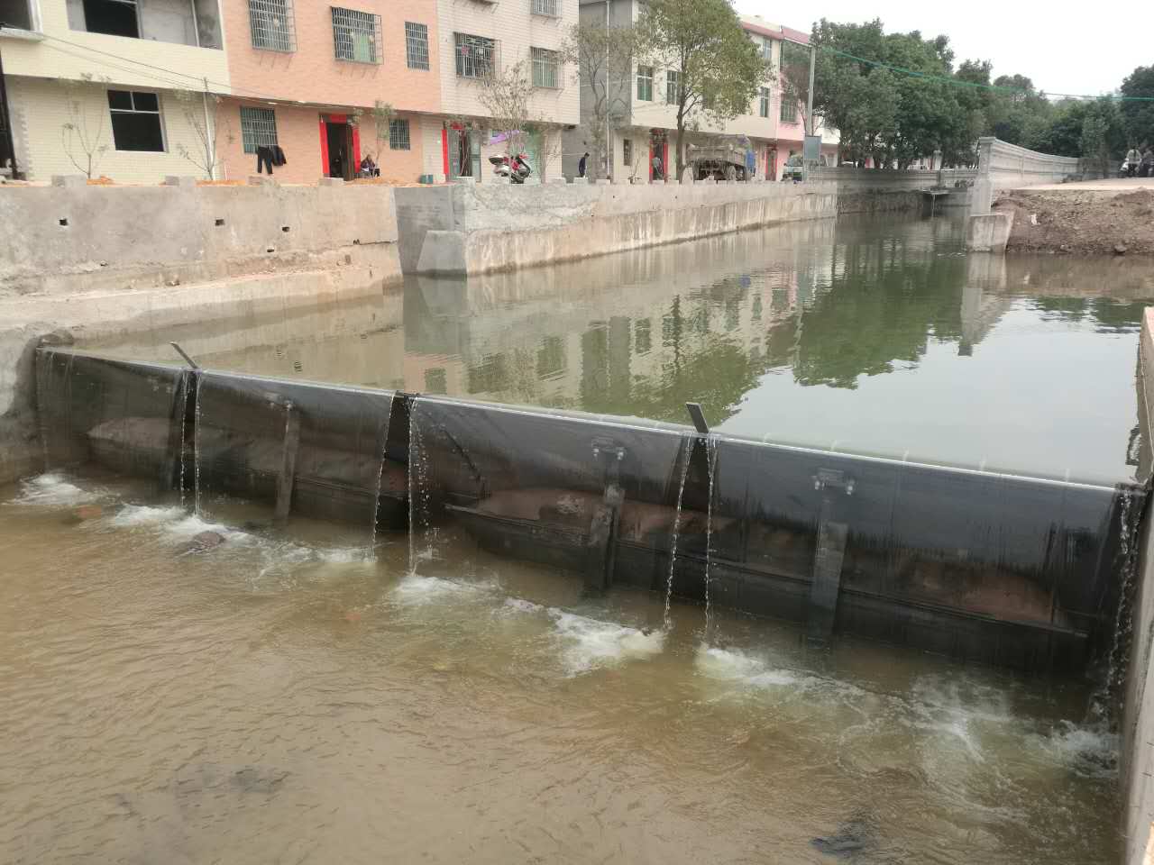 Barrage rempli d'eau gonflable de barrage en caoutchouc de barrières d'inondation