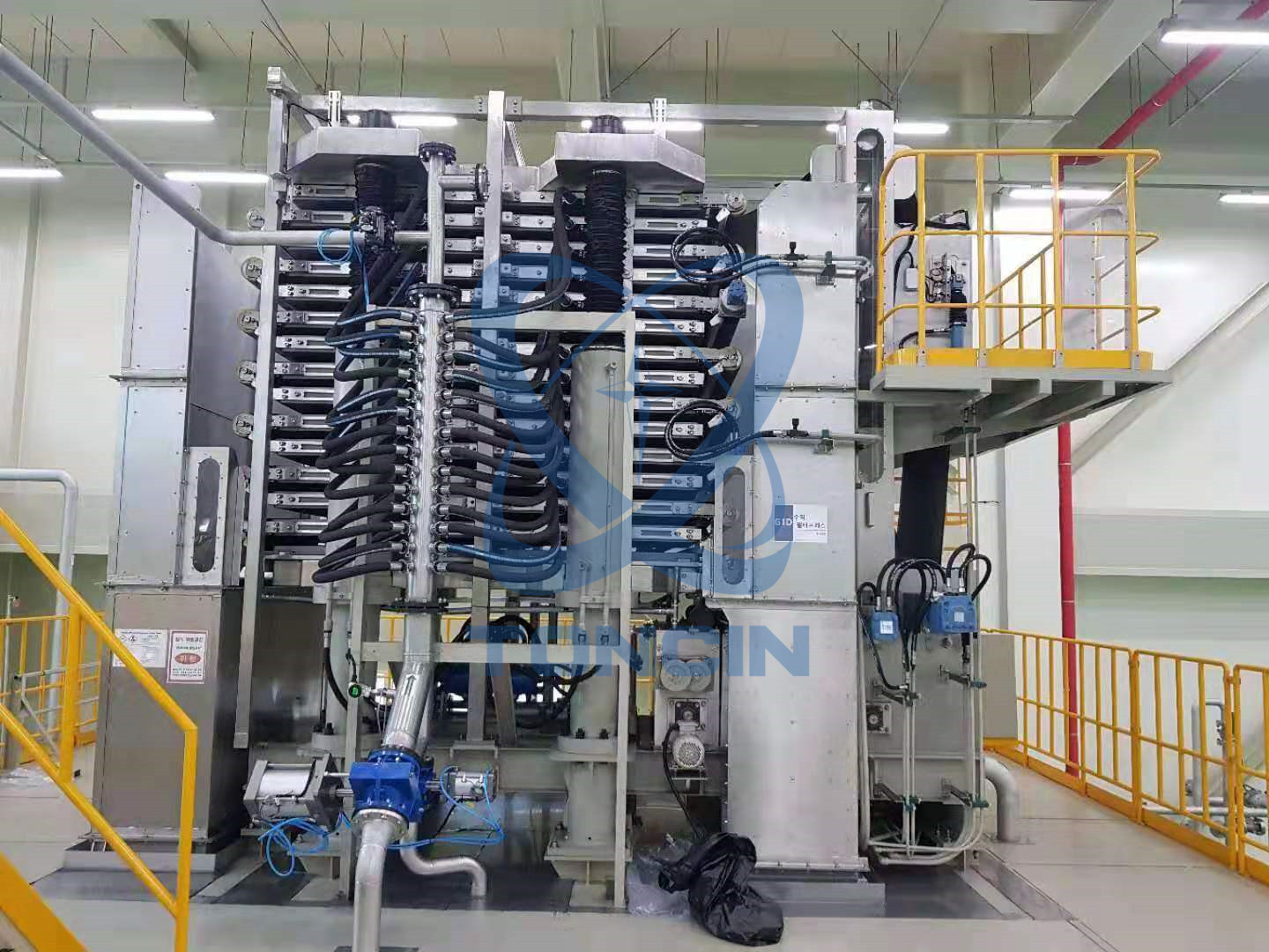 Filtre-presse vertical à tour dans une usine chinoise